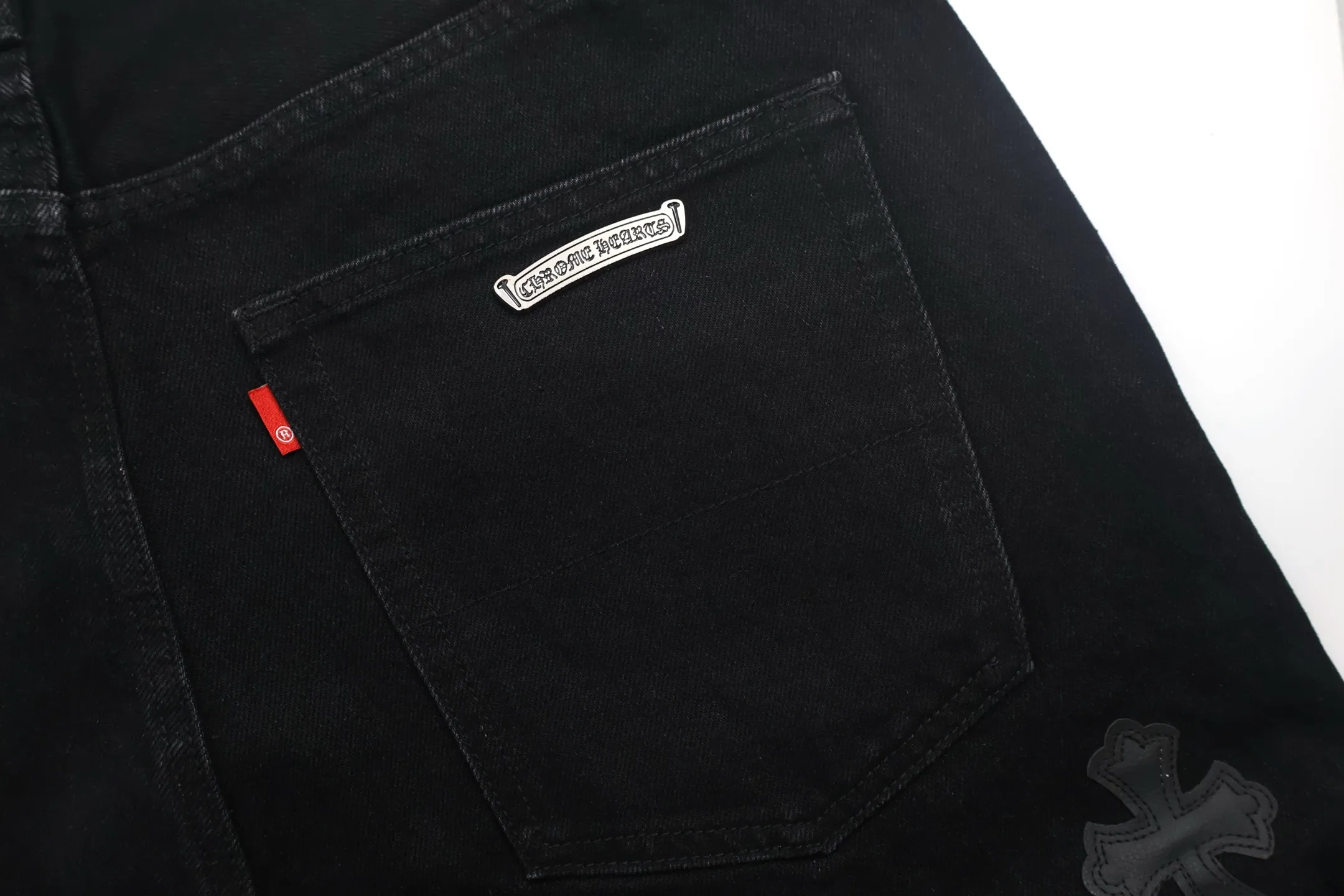 🅿️800 [Exclusive supply] CH Crow Heart Cow King Jeans (Black) Use genuine levis502 as the base plate. Purchase the original version at 5W. Heavy washing, frayed and distressed, customized cowhide cross. After dyeing, it will be fixed and will not fade. Fully right-angle fit hand embroidery thread, a total of 5 small silver nails on the whole body, 1 silver medal, 5 Cross Scout flower buttons. The silver content is 85%. It is not made of 925 silver because the silver content is too high and it will easily turn black and oxidize, which affects the appearance. The printing adopts the garment screen water slurry printing process. Size:32/34/36/38